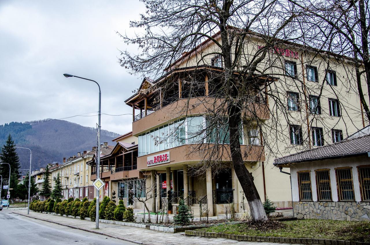 Rubis Hotel Rudozem Bagian luar foto